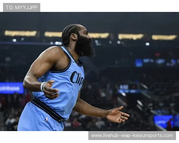 球星在赛季间休息期选择私人教练继续打磨细节