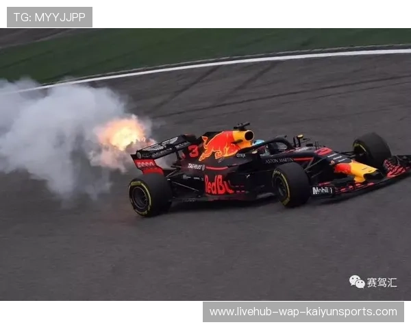 赛车刹车过热冒烟,吓坏观众 赛车刹车过热冒烟,吓坏观众