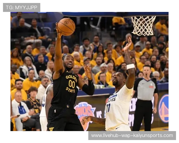 勇士库明加强突篮下,2+1吼到观众席 勇士库明加强突篮下,2+1吼到观众席